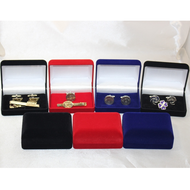 Artículos D - 45 gemelos, corbatas o medallas, monedas y insignias en cajas de terciopelo circular, mm.84 * 64 * 36, unos 48 gramos más.