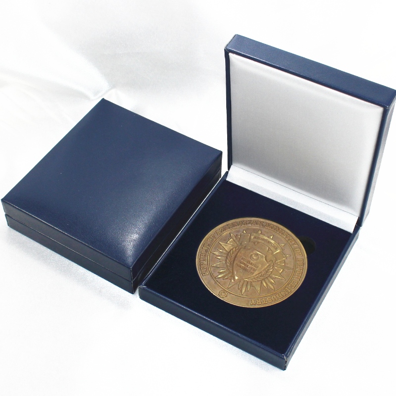 Artículo V-19 caja cuadrada de cuero de PU para moneda de 90 * 90 mm, medalla e insignia, etc. mm. 110 * 125 * 33, pesa alrededor de 140 g