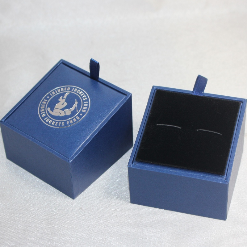 Artículo Caja cuadrada de cuero PU V-20X para clips de corbata o gemelos, etc. mm. 64 * 64 * 50, pesa alrededor de 64 g