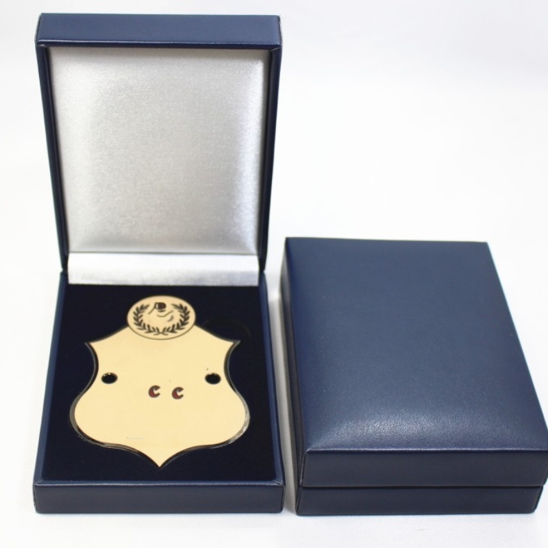 Artículo V-17L caja cuadrada de cuero de PU para medalla, insignia, moneda, etc. de 65 * 90 mm. Mm. 80 * 110 * 34, pesa alrededor de 90 g