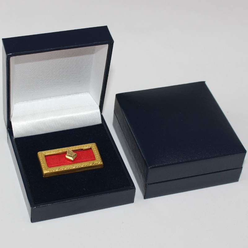 Proyecto V - 04 cajas de cuero de poliuretano cuadrado con monedas y insignias, gemelos, corbatas, etc., mm.63 * 68 * 28, unos 50 gramos más.