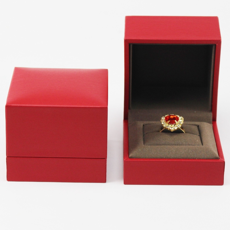 caja de embalaje de joyería exquisita caja de anillo de joyería roja de alta calidad personalizada con espuma de esponja, el tamaño es 68 * 68 * 56 mm
