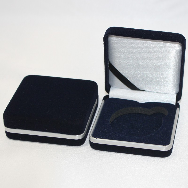 La Caja de medallas T - 02s está cubierta de cuero de terciopelo o poliuretano y puede contener monedas de 25 a 45 milímetros, insignias y medallas menores.